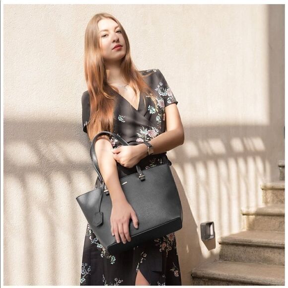 NWOT black spacious chic Tote never been used - Picture 2 of 4